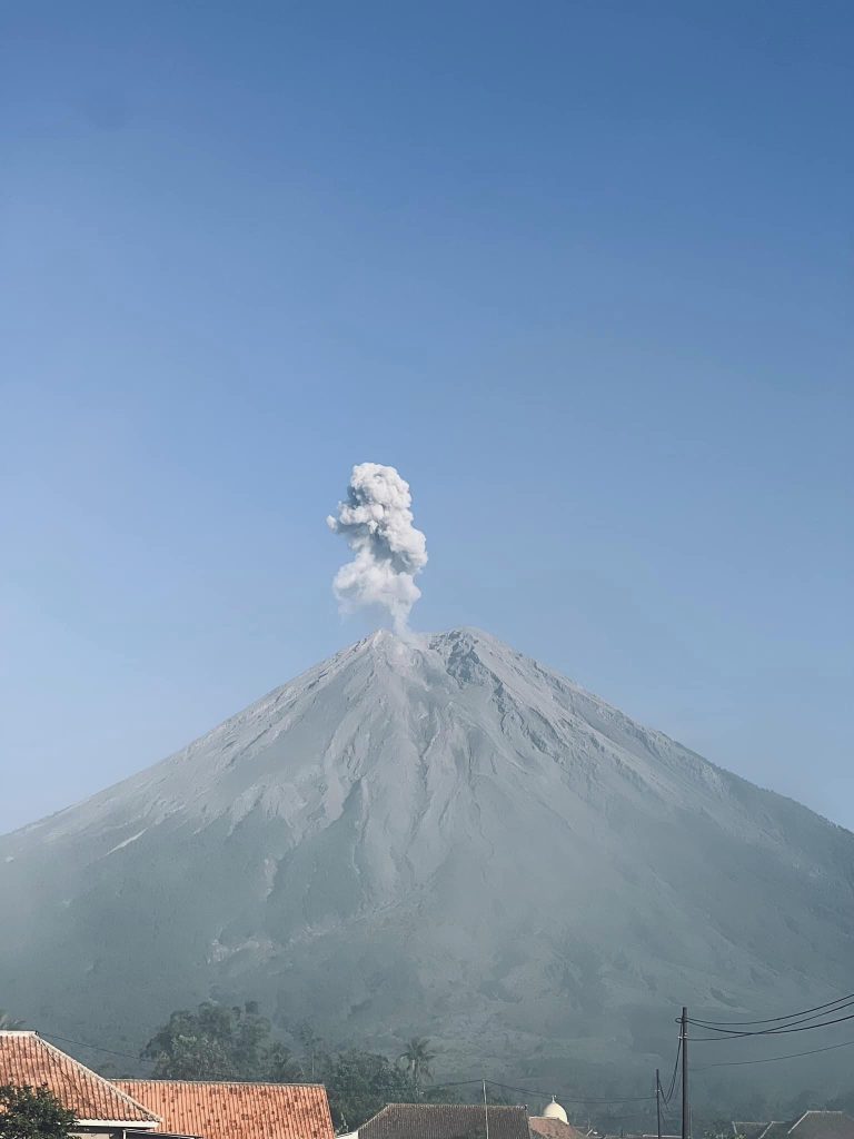 Gunung Berapi Semeru Paling Aktif Di Indonesia Meletus Lagi - Media Madani